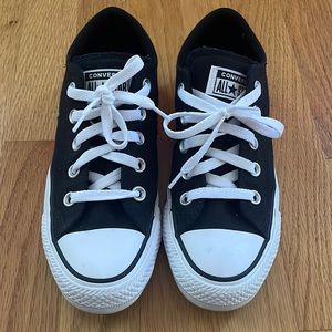 Converse Chuck Taylor Sneakers Women’s 6